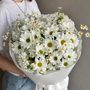 Букет из хризантем и ромашек