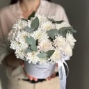 Шляпная коробка с цветами «Цветы в коробке"Хризантема и эвкалипт"»