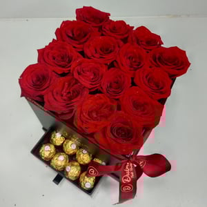 Подарочный набор «Тринити Бокс "Алое сокровище"» из роз