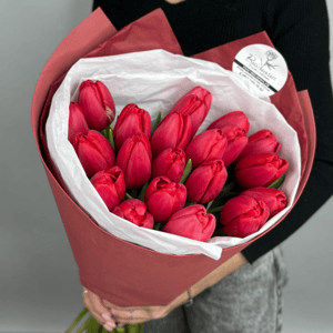 Букет из 21 тюльпана Стронг Лав