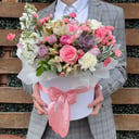 Шляпная коробка с цветами «Весенняя мелодия» из гвоздик и роз