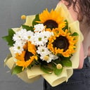 Букет «Дары Гелиоса» из хризантем и подсолнухов
