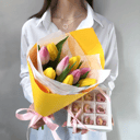 Букет «Весеннее комбо - тюльпаны и конфеты»