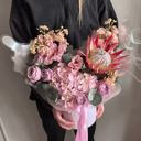 Шляпная коробка с цветами «Протея, розы и крылья бабочки»