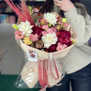 Букет «Романтик» из роз и пионов
