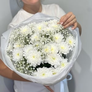 Букет из белых хризантем и гипсофилы