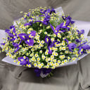 Букет из ирисов и ромашек