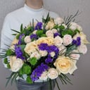 Букет из нежных роз и статицы