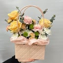 Коробка с цветами «Авторский букет 170-нежные прикосновения» из гвоздик и роз