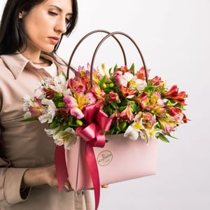 Композиция «Сумочка с альстромерией "Нежный витраж"»