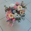 Коробка с цветами «Загадка нежности» из гербер и экзотических цветов