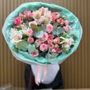 Букет из ярких кустовых роз с альстромер