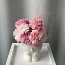 Композиция «Диантусы в керамической кашпо» из хризантем