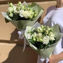 Букет из кремовых роз и эустом