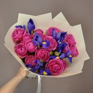 Букет «Вечерний свет» из роз и ирисов