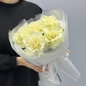 Букет из белых ажурных роз