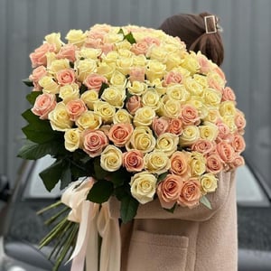 Букет роз в разноцветном оттенке