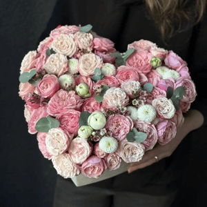 Композиция в форме сердца «Шелковый путь к сердцу» из роз и хризантем