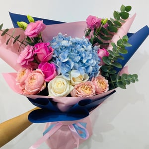 Букет «Вечная элегантность» из роз и эустом