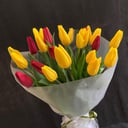 Букет из 25 желтых и красных тюльпанов