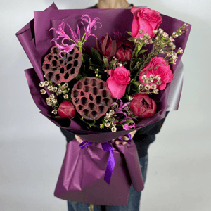 Букет «Магия полуночи» из пионов и лилий