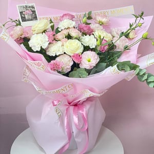 Букет «Нежные объятия» из эустом и гвоздик