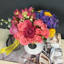 Композиция «Цилиндр с цветами Вдохновение» из роз и альстромерий