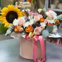 Шляпная коробка с цветами «Цветочный карнавал» из роз и хризантем