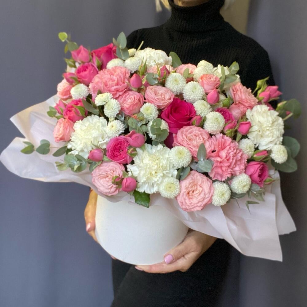 Букет «Цветы в коробке нежный микс» из хризантем и роз