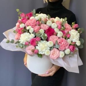 Букет «Цветы в коробке нежный микс» из хризантем и роз