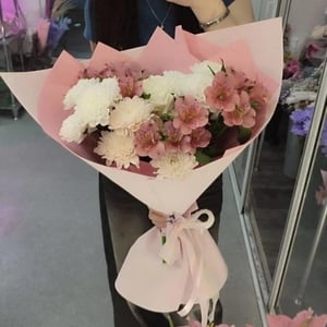 Нежный букет с альстромерией
