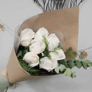 Букет «Ароматные розы в крафте с эвкалиптом»