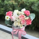 Нежная композиция в коробочке из роз и гвоздик