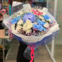 Букет «Голубой микс» из хризантем и гипсофил