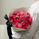 Букет из малиновых ранункулюсов из экзотических цветов