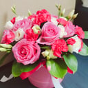 Шляпная коробка с цветами «Очарование» из роз и гвоздик