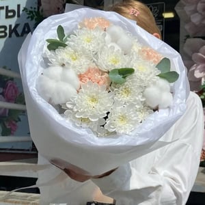 Букет "Зефирный уют" из гвоздик и хризантем