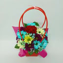 Коробка с цветами «Сумочка с цветами Комплимент 6» из хризантем и гипсофил