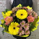 Букет «Солнечный блик» из роз и хризантем