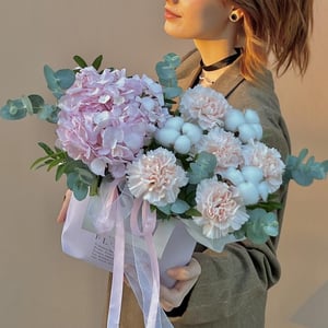 Букет в коробке из гортензий