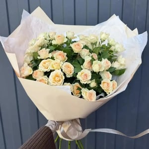 Букет кустовых роз 7шт