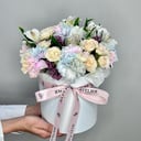 Шляпная коробка с цветами «Цветы в коробке Акварельные краски» из гвоздик и роз