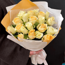 Букет «Белые и персиковые розы»