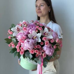 Шляпная коробка с цветами «Коробочка нежная с пионами» из роз