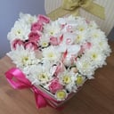 Композиция в форме сердца «Сердечно» из хризантем и роз