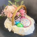 Подарочный набор «Пасхальная корзина с цветами и куличом» из гипсофил и гортензий