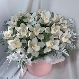 Шляпная коробка с цветами «Белые орхидеи»