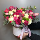 Шляпная коробка с цветами «Любовь с первого взгляда» из роз и тюльпанов