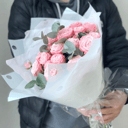 Букет из кустовых роз с эвкалиптом