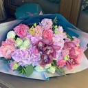 Композиция «Поцелуй принцессы» из эустом и роз